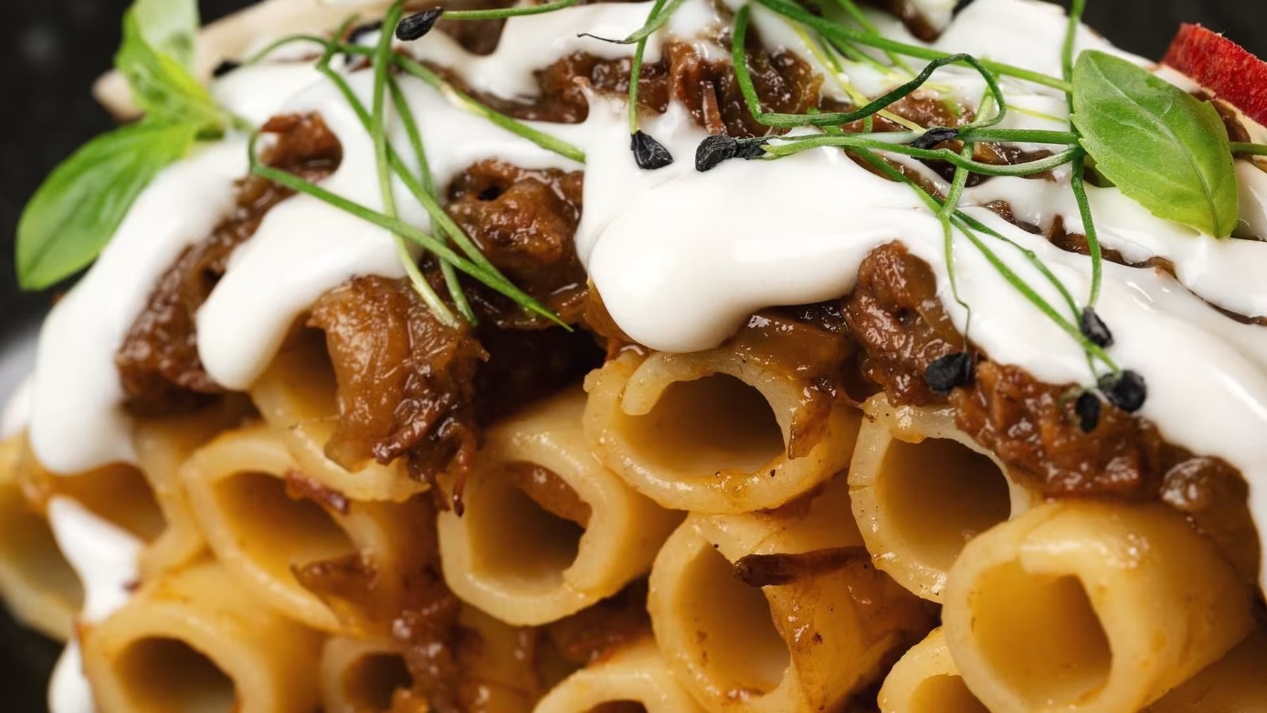 Piatto di pasta al ragù servito da Rovente